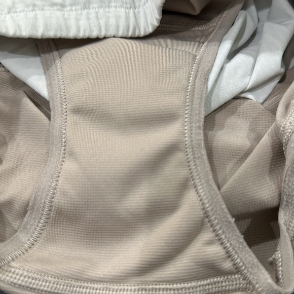 (6252) LULULEMON Hotty Hot Short II (Long 4") White/Barely Beige in Sz 6 *Loved - Picture 8 of 8